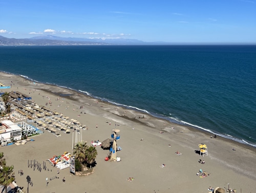 Zonnig strand in Torremolinos